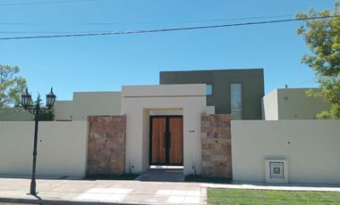Casa en venta - 3 Dormitorios 3 Baños - Cochera - 910Mts2 - Navarro
