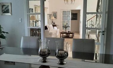 Casa en venta - 3 Dormitorios 3 Baños - Cochera - 910Mts2 - Navarro