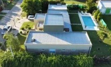 Casa en venta - 3 Dormitorios 3 Baños - Cochera - 910Mts2 - Navarro