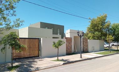 Casa en venta - 3 Dormitorios 3 Baños - Cochera - 910Mts2 - Navarro