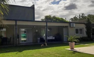 Casa en venta - 3 Dormitorios 3 Baños - Cochera - 910Mts2 - Navarro