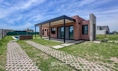 VENTA - Casa de 2 dormitorios y pileta. Don Mateo, etapa 3, Funes.