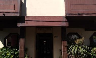 DEPARTAMENTO DE TRES AMBIENTES CON COCHERA FIJA DESCUBIERTA