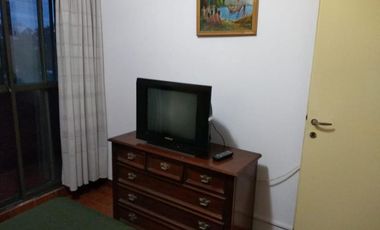 DEPARTAMENTO DE TRES AMBIENTES CON COCHERA FIJA DESCUBIERTA