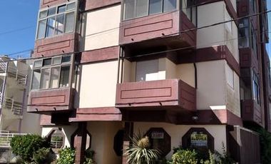 DEPARTAMENTO DE TRES AMBIENTES CON COCHERA FIJA DESCUBIERTA