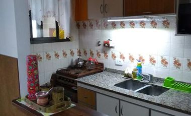 DEPARTAMENTO DE TRES AMBIENTES CON COCHERA FIJA DESCUBIERTA