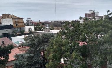 DEPARTAMENTO DE TRES AMBIENTES CON COCHERA FIJA DESCUBIERTA