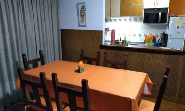 DEPARTAMENTO DE TRES AMBIENTES CON COCHERA FIJA DESCUBIERTA