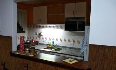 DEPARTAMENTO DE TRES AMBIENTES CON COCHERA FIJA DESCUBIERTA