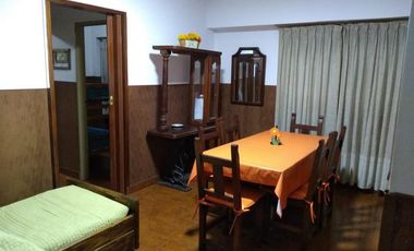 DEPARTAMENTO DE TRES AMBIENTES CON COCHERA FIJA DESCUBIERTA