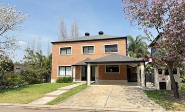 Hermosa casa de 3 dormitorios   dependencia en barrio privado Álamos, Av. Perón al 1000, Yerba Buena