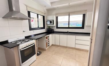 Hermosa casa de 3 dormitorios   dependencia en barrio privado Álamos, Av. Perón al 1000, Yerba Buena