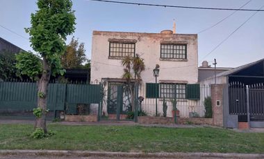 Casa en venta - 4 Dormitorios 2 Baños - Cocheras - 690Mts2 - Longchamps