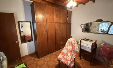 Casa en venta 3 ambientes con 4 dormitorios cochera y patio - Sarandi