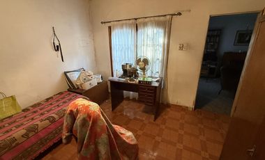 Casa en venta 3 ambientes con 4 dormitorios cochera y patio - Sarandi