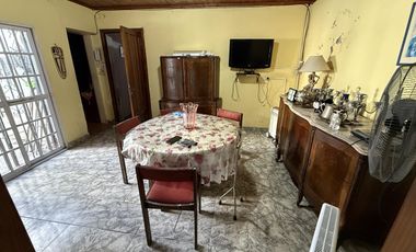 Casa en venta 3 ambientes con 4 dormitorios cochera y patio - Sarandi