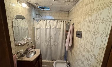 Casa en venta 3 ambientes con 4 dormitorios cochera y patio - Sarandi