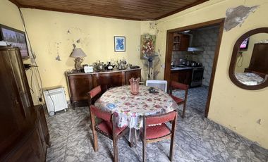 Casa en venta 3 ambientes con 4 dormitorios cochera y patio - Sarandi