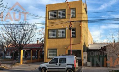 Venta de Galpón 200 M2 + 3 Dptos de 50 M2