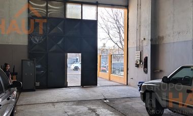 Venta de Galpón 200 M2 + 3 Dptos de 50 M2