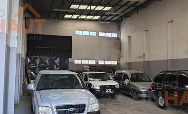 Venta de Galpón 200 M2 + 3 Dptos de 50 M2