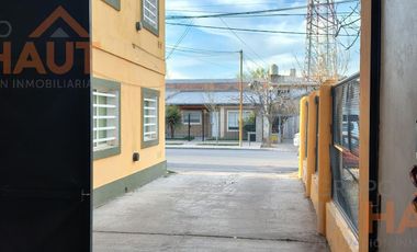 Venta de Galpón 200 M2 + 3 Dptos de 50 M2