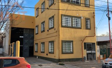Venta de Galpón 200 M2 + 3 Dptos de 50 M2