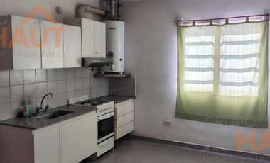 Venta de Galpón 200 M2 + 3 Dptos de 50 M2