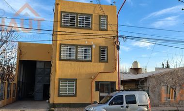 Venta de Galpón 200 M2 + 3 Dptos de 50 M2
