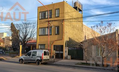 Venta de Galpón 200 M2 + 3 Dptos de 50 M2