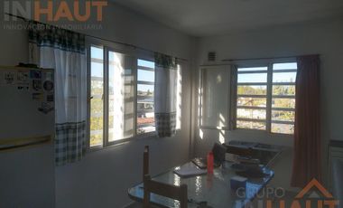 Venta de Galpón 200 M2 + 3 Dptos de 50 M2