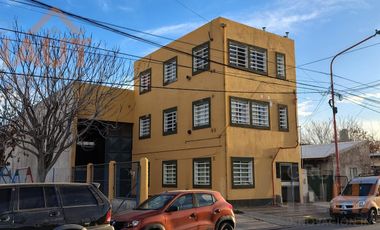 Venta de Galpón 200 M2 + 3 Dptos de 50 M2