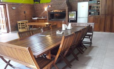 Muy buen chalet en una muy buena ubicación - Categoría - Adrogue