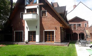 Muy buen chalet en una muy buena ubicación - Categoría - Adrogue