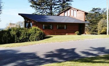 VENTA CASA 4 AMBIENTES EN SIERRA DE LOS PADRES EXCELENTE ZONA SOBRE ASFALTO