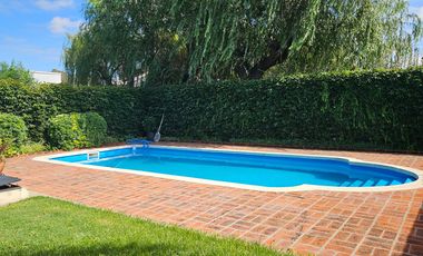 Casa con pileta cerca del centro de Lobos a la VENTA