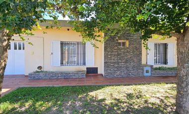 Casa con pileta cerca del centro de Lobos a la VENTA