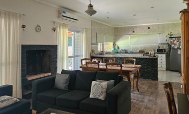 Casa con pileta cerca del centro de Lobos a la VENTA