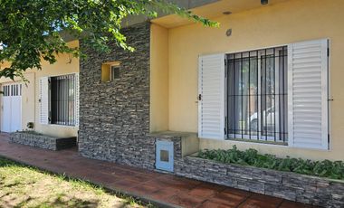Casa con pileta cerca del centro de Lobos a la VENTA