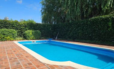 Casa con pileta cerca del centro de Lobos a la VENTA