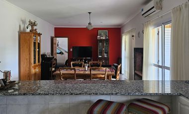 Casa con pileta cerca del centro de Lobos a la VENTA