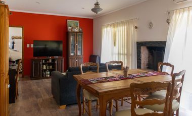 Casa con pileta cerca del centro de Lobos a la VENTA