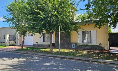 Casa con pileta cerca del centro de Lobos a la VENTA