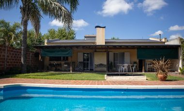 Casa con pileta cerca del centro de Lobos a la VENTA