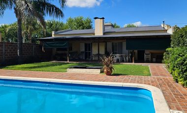 Casa con pileta cerca del centro de Lobos a la VENTA