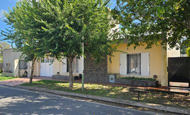 Casa con pileta cerca del centro de Lobos a la VENTA