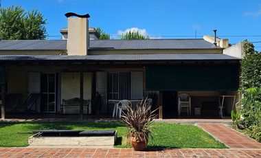 Casa con pileta cerca del centro de Lobos a la VENTA