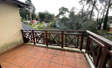 VENDO CHALET 4 AMBIENTES EN SIERRA DE LOS PADRES - AMPLIO PARQUE CON PISCINA Y QUINCHO