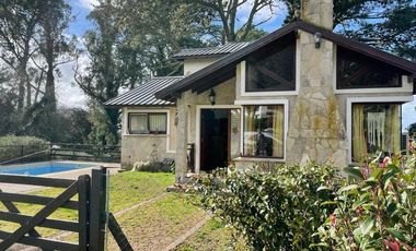 VENDO CHALET 4 AMBIENTES EN SIERRA DE LOS PADRES - AMPLIO PARQUE CON PISCINA Y QUINCHO