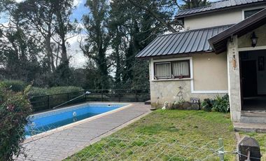 VENDO CHALET 4 AMBIENTES EN SIERRA DE LOS PADRES - AMPLIO PARQUE CON PISCINA Y QUINCHO